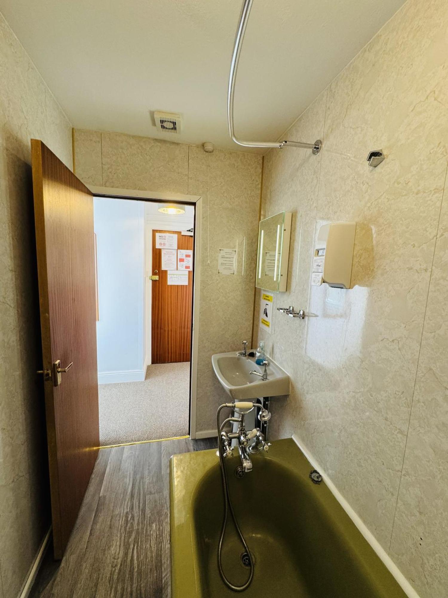 Carlton Court Hotel Eastbourne Room photo